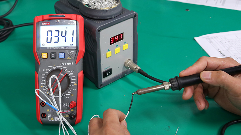 Kỹ sư sử dụng đồng hồ vạn năng UNI-T UT89X seri đo nhiệt độ